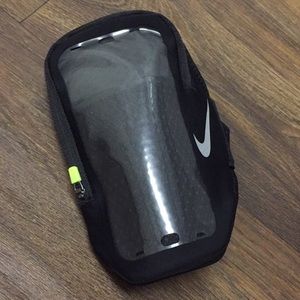 Nike running armband black green unisex.